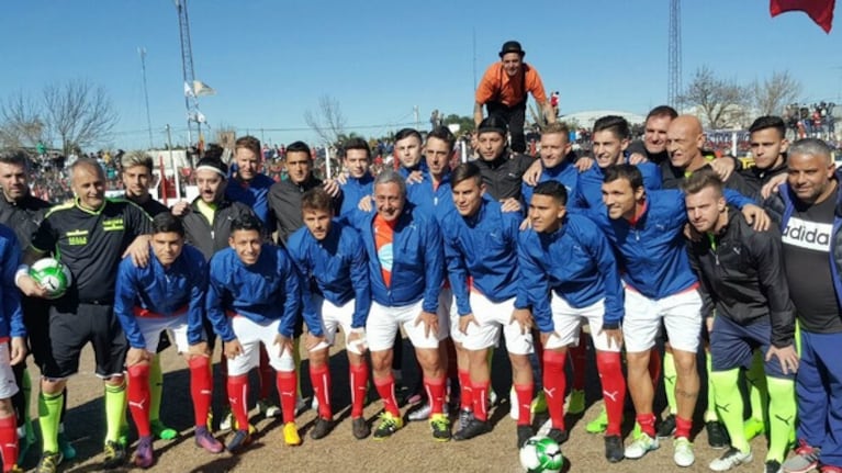 Dybala, junto a los invitados a la fiesta solidaria.
