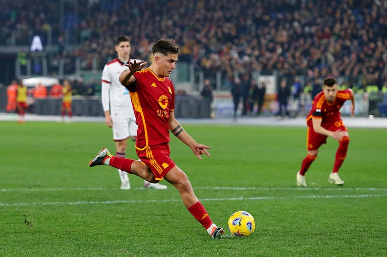 Dybala marcó un doblete para la goleada de la Roma ante Cagliari.