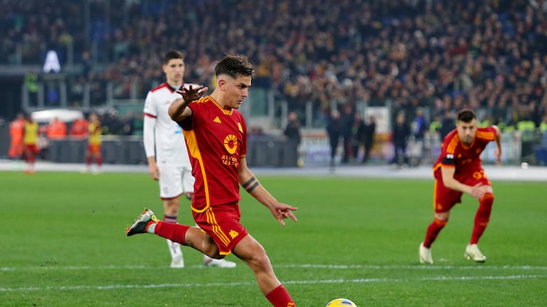 Dybala marcó un doblete para la goleada de la Roma ante Cagliari.