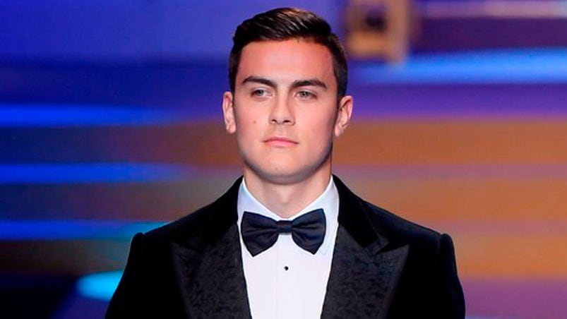 Dybala se calzó el traje y jugó a ser modelo.