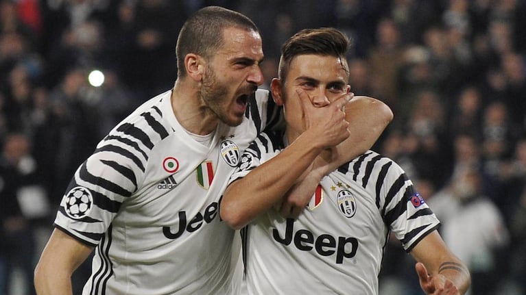Dybala y Bonucci festejando juntos en Juventus.