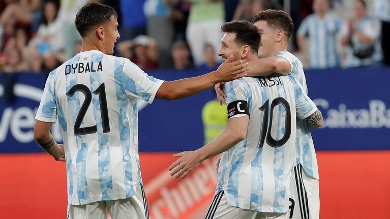 Dybala y Messi son dos de los 27 convocados por Scaloni.