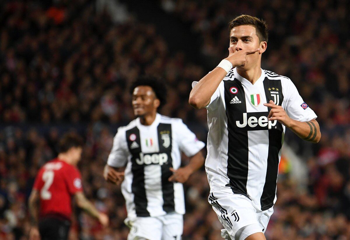 Dybala y su clásico festejo silenciaron a Old Trafford.