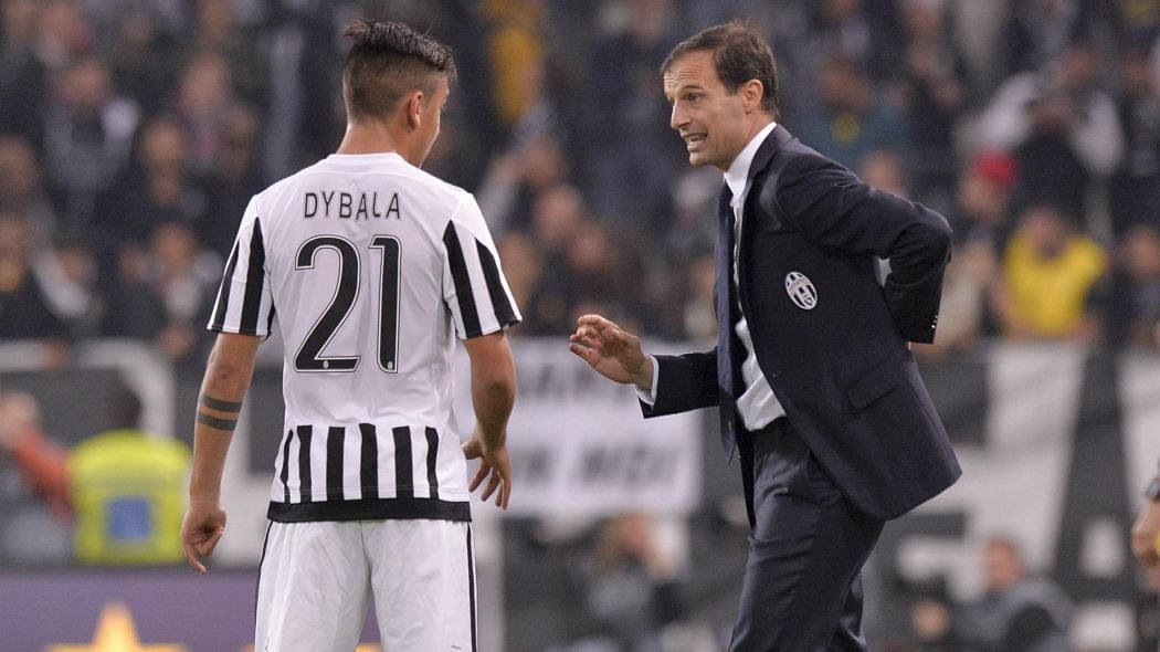 Dybala y su técnico Allegri, protagonistas de la polémica en Italia.