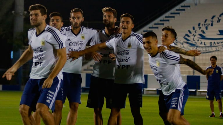 Dybala y Vázquez se divirtieron durante la última práctica. Foto: AFA.