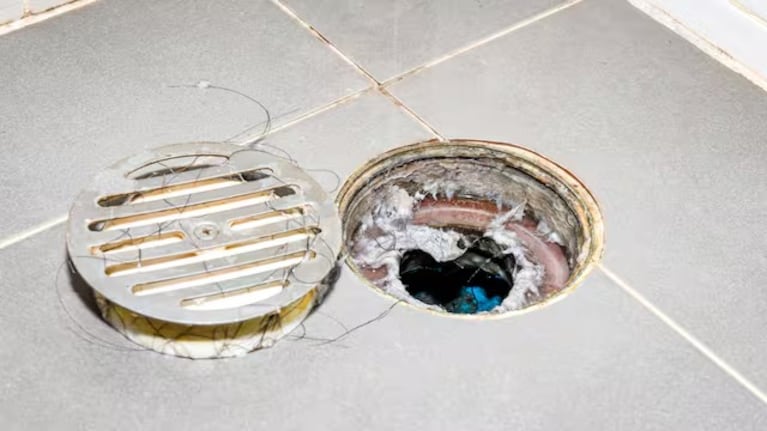 Echar vinagre blanco en las rejillas de la casa: para qué sirve y el paso a paso para hacerlo