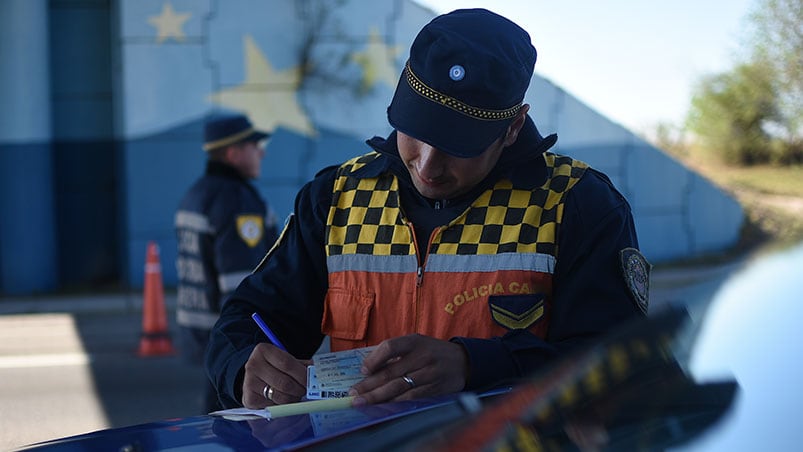 Echaron a un policía de la Caminera que inventó una multa por venganza