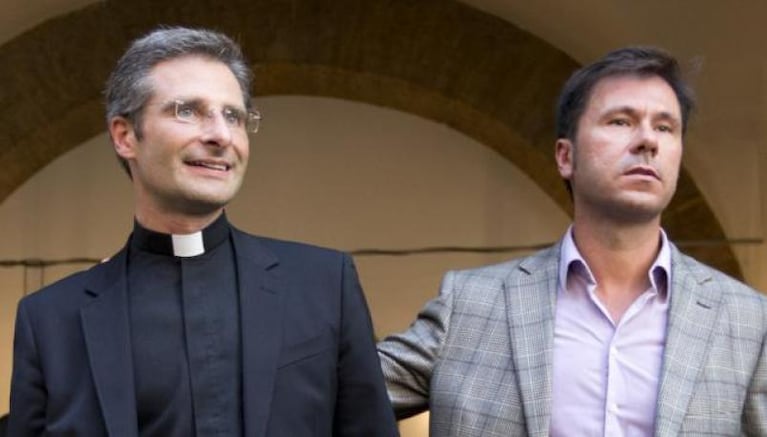 Echaron a un sacerdote que se confesó gay