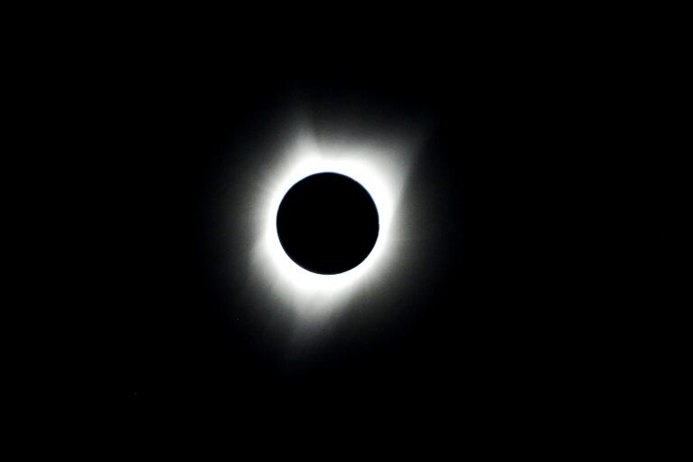 Eclipse solar total: a qué hora es el punto máximo y cómo se puede ver desde Argentina