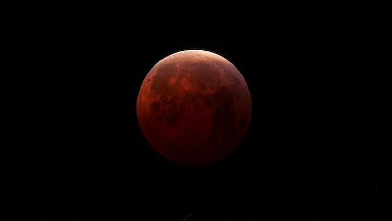 Eclipses: cómo y cuándo se dará el doble fenómeno que hace siglos no se ve en Argentina