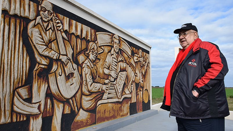 Eduardo Gelfo en el mural del ingreso a Colonia Las Pichanas.