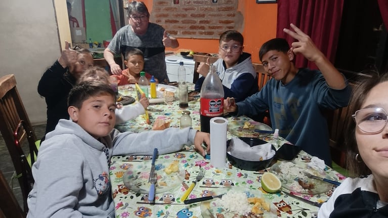 Eduardo le hace firmar contratos a sus nietos a principio de año.
