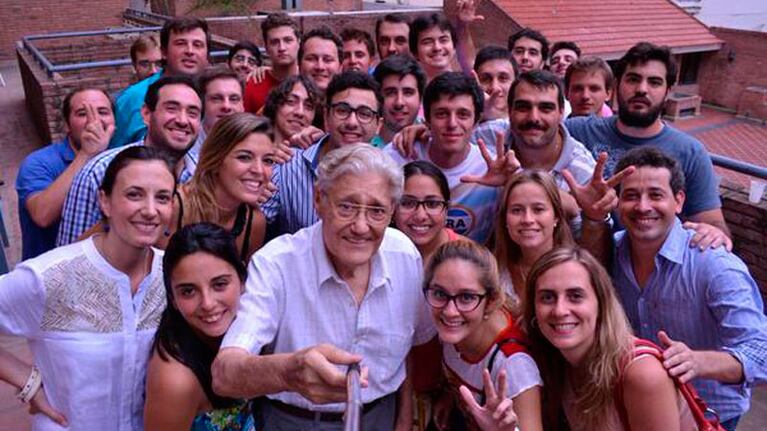 Eduardo "Pocho" Angeloz festeja junto a los jóvenes la elección de los radicales