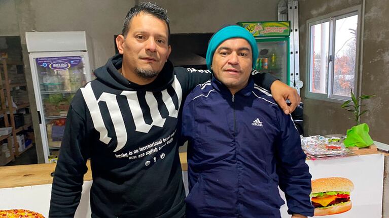 Eduardo y Damián en la rotisería.