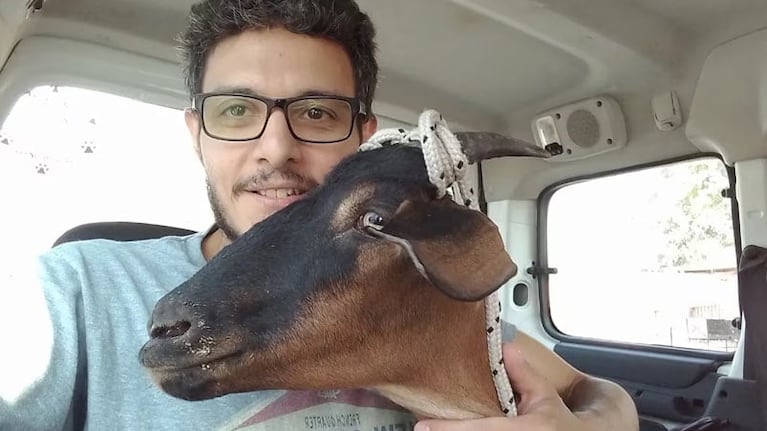 Eduardo y su nueva cabra Eloisa.