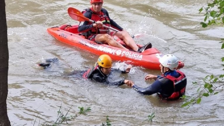 Efectivos centraron la búsqueda en el cauce del río.