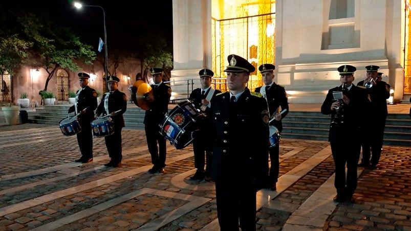 Efectivos de la fuerza de seguridad rindieron honores a la Bandera.