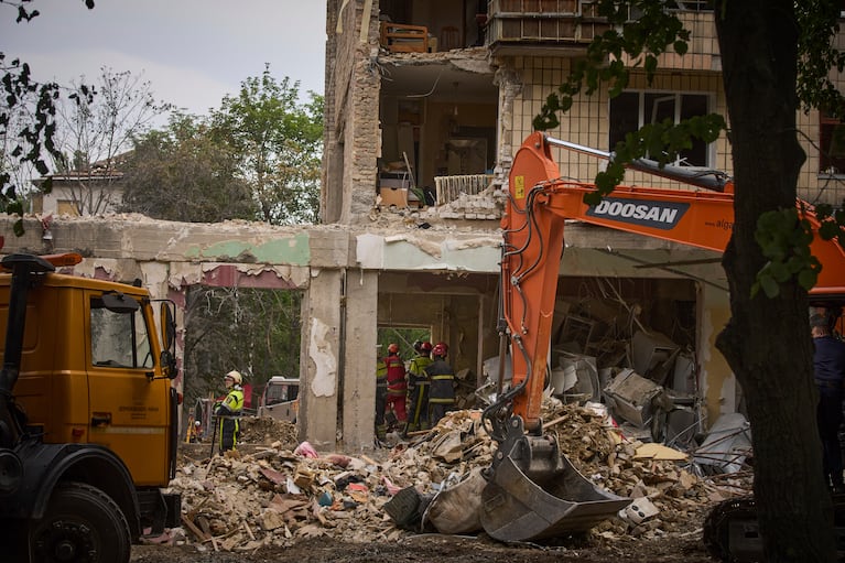 Efectivos del Servicio de Emergencias de Ucrania trabajan en un edificio residencial de varias plantas alcanzado por un misil ruso, en Kiev, Ucrania, el 18 de junio de 2025. (AP Foto/Efrem Lukatsky)