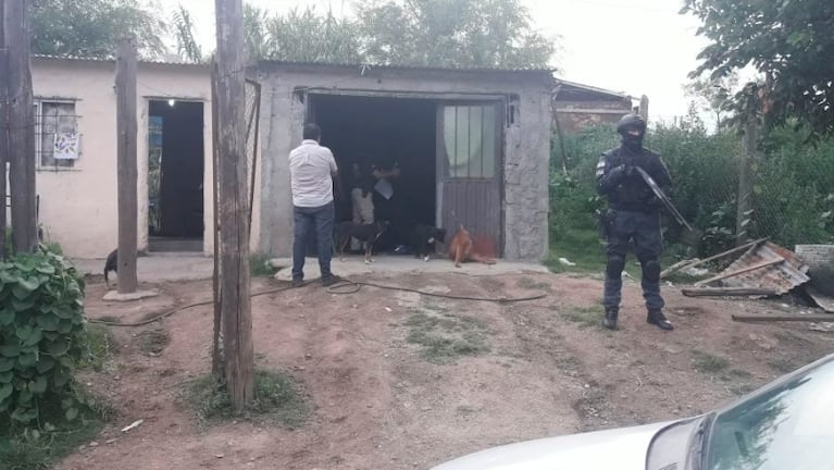 Efectivos policiales allanando la vivienda en Río Cuarto.