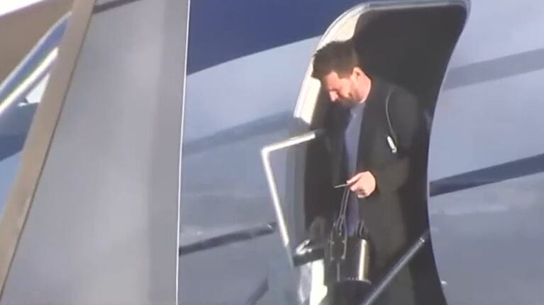 El 10 aterrizó en Ezeiza para entrenar en AFA con la Selección.