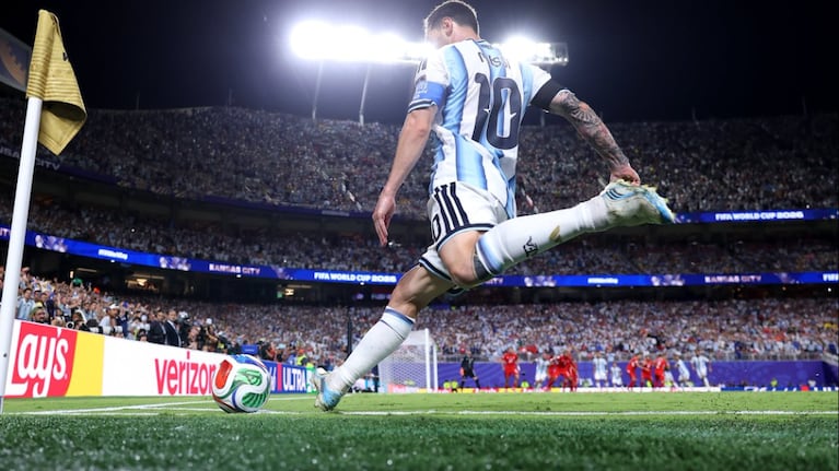 El 10 celebró el triunfazo en sus redes.