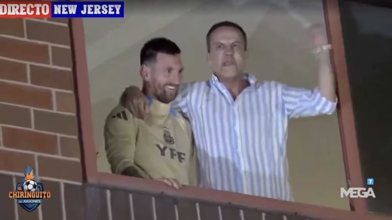 El 10 saludó a los hinchas desde la ventana del hotel.