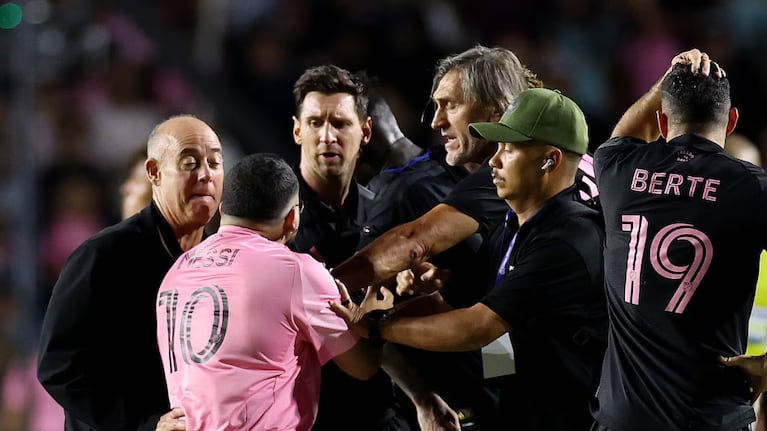 El 10 vivió un tenso momento en el partido en Puerto Rico.