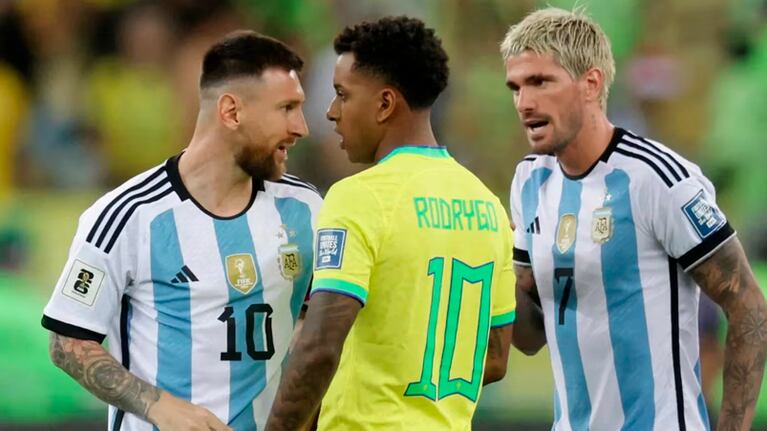 El 10 y el delantero se cruzaron en el partido de Argentina.