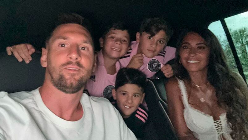 El 10 y su familia camino a la presentación en el Inter Miami. 