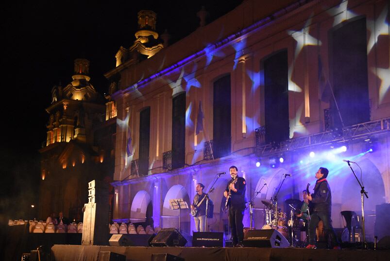 El 25 de mayo fue recibido con el cambio de guardia y un show del Chaqueño Palavecino. Foto: Maxi López / ElDoce.tv.