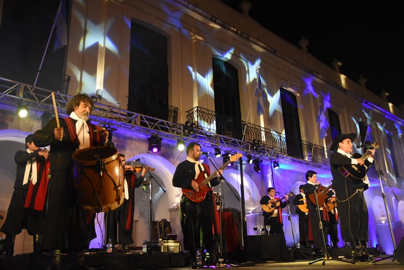 El 25 de mayo fue recibido con el cambio de guardia y un show del Chaqueño Palavecino. Foto: Maxi López / ElDoce.tv.