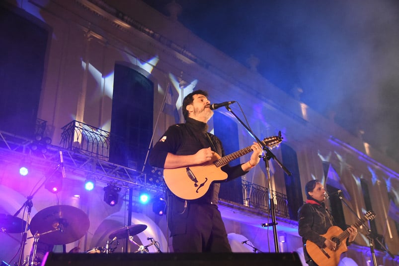 El 25 de mayo fue recibido con el cambio de guardia y un show del Chaqueño Palavecino. Foto: Maxi López / ElDoce.tv.