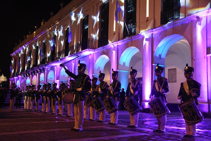 El 25 de mayo fue recibido con el cambio de guardia y un show del Chaqueño Palavecino. Foto: Maxi López / ElDoce.tv.