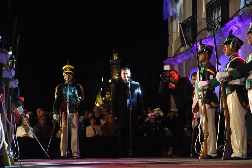 El 25 de mayo fue recibido con el cambio de guardia y un show del Chaqueño Palavecino. Foto: Maxi López / ElDoce.tv.