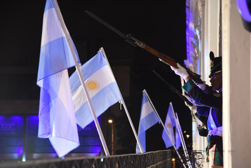 El 25 de mayo fue recibido con el cambio de guardia y un show del Chaqueño Palavecino. Foto: Maxi López / ElDoce.tv.