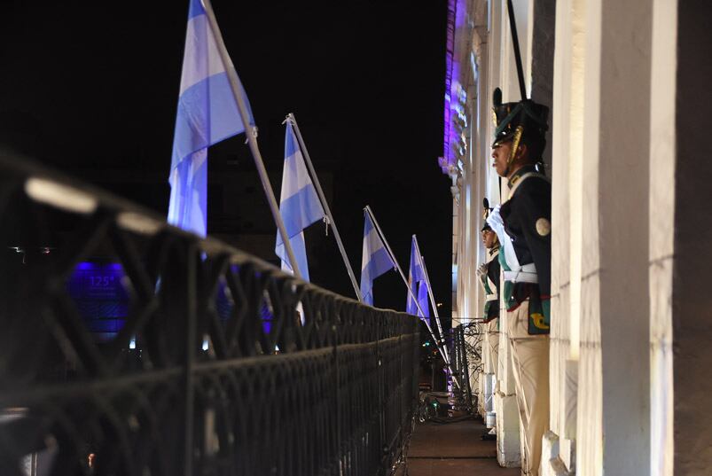 El 25 de mayo fue recibido con el cambio de guardia y un show del Chaqueño Palavecino. Foto: Maxi López / ElDoce.tv.