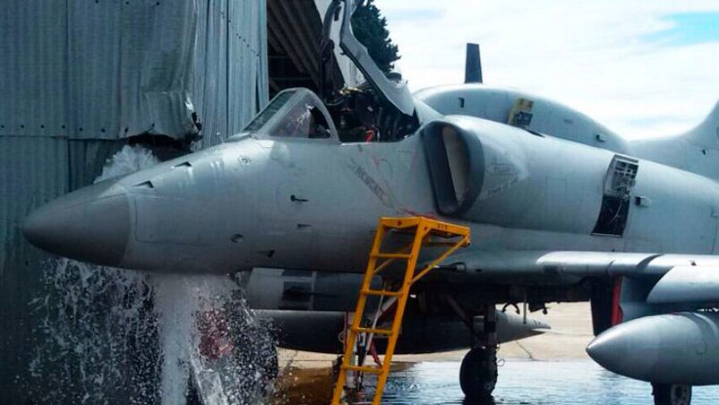 El A-4AR aplastó a un sub oficial antes de chocar contra un hangar. 
