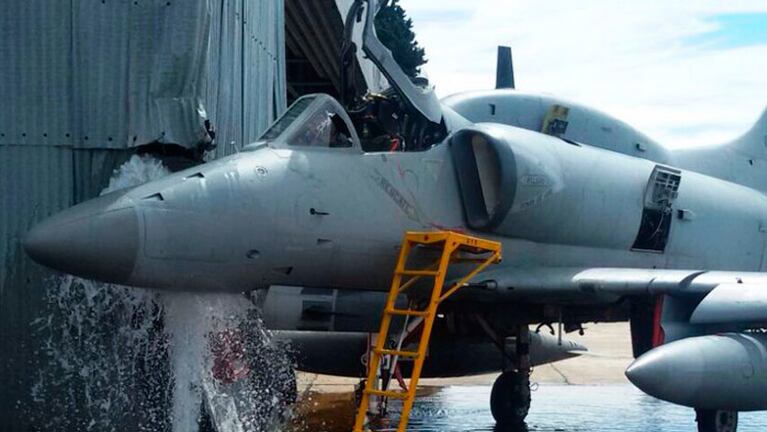 El A-4AR aplastó a un sub oficial antes de chocar contra un hangar. 