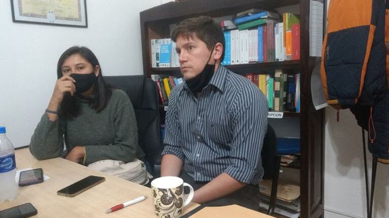El abogado defensor junto a una de las denunciantes.