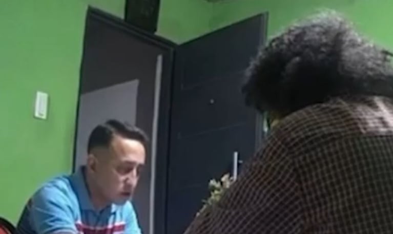 El abogado quedó filmado en un encuentro con el padre que denuncia la maniobra.