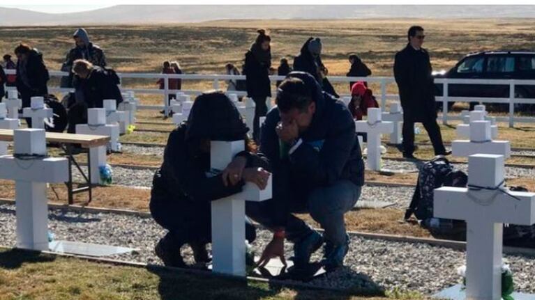 El abrazo a las tumbas y el llanto, en una jornada cargada de emoción.