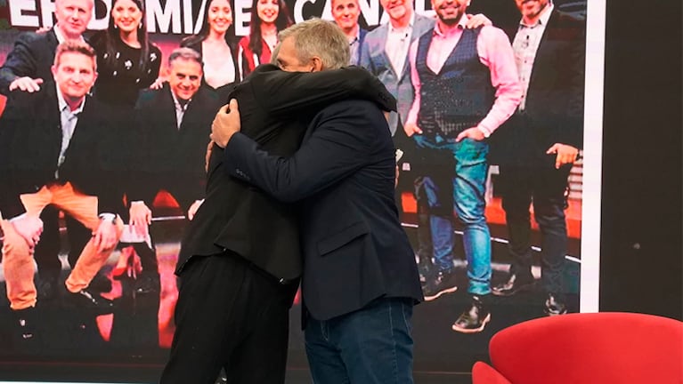 El abrazo de Lalo Freyre y Jorge Cuadrado en el último Telenoche juntos.