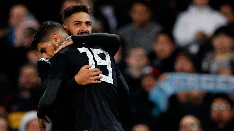 El abrazo de los goleadores. Lanzini y Banega tuvieron una buena actuación.