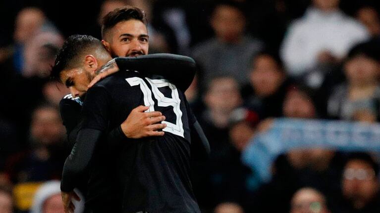 El abrazo de los goleadores. Lanzini y Banega tuvieron una buena actuación.