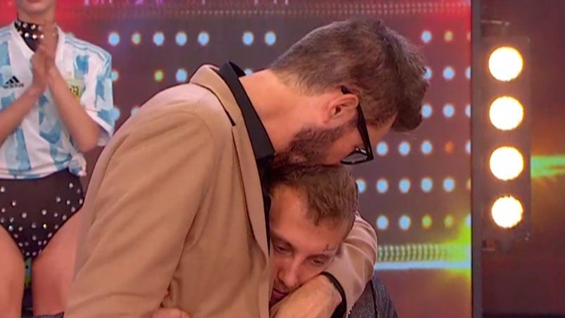 El abrazo de Tinelli y el Polaco, luego de terminar el tema.