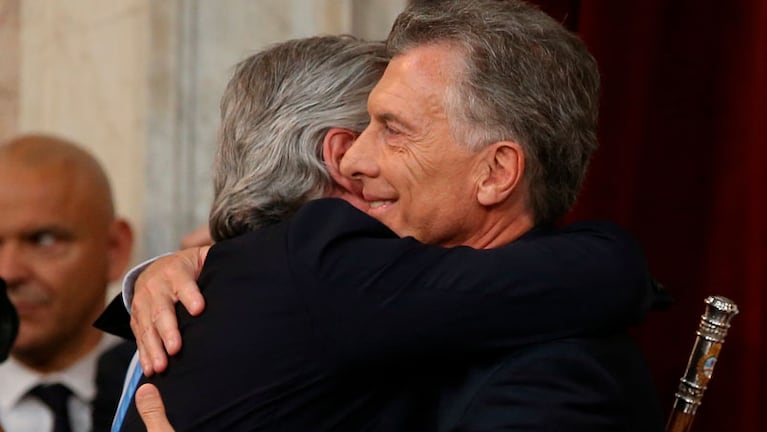 El abrazo entre el presidente electo y el saliente durante el traspaso de mando.