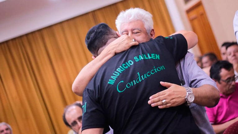 El abrazo entre Gabriel Suárez y Mauricio Saillén. Foto: CGT Rodríguez Peña.