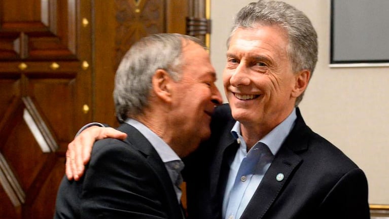 El abrazo entre Juan Schiaretti y Mauricio Macri en Casa Rosada.