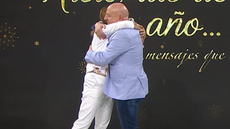 El abrazo entre los conductores de Noticiero Doce.