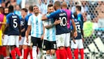 El abrazo entre Messi y Mbappé en el cruce entre ambas selecciones en Rusia 2018.